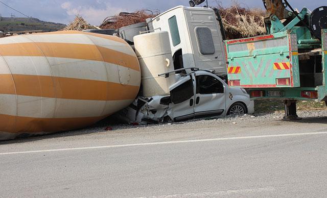 Beton mikseri hafif ticari aracın üzerine devrildi 2 yaralı Son