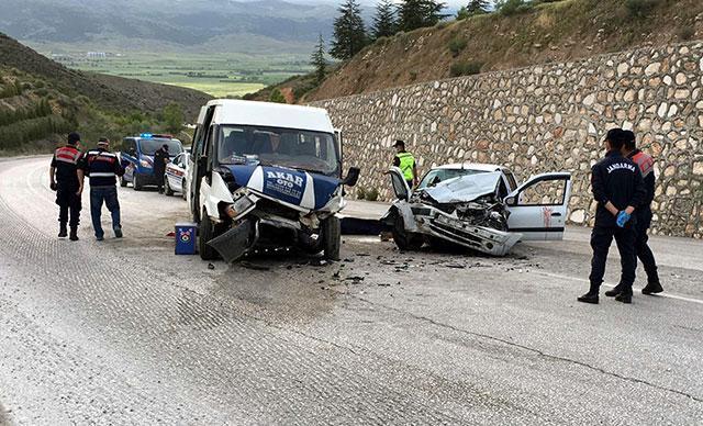 Afyonkarahisar da feci kaza Biri 6 aylık bebek 2 kişi yaşamını yitirdi