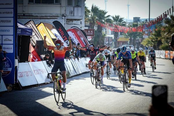 13 ülkeden 1 159 bisikletçi Veloturk Gran Fondo Çeşme de pedal