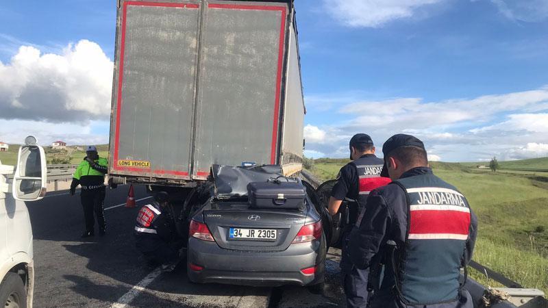 Otomobil TIR a arkadan çarptı 1 ölü 1 ağır yaralı Güncel Gündem