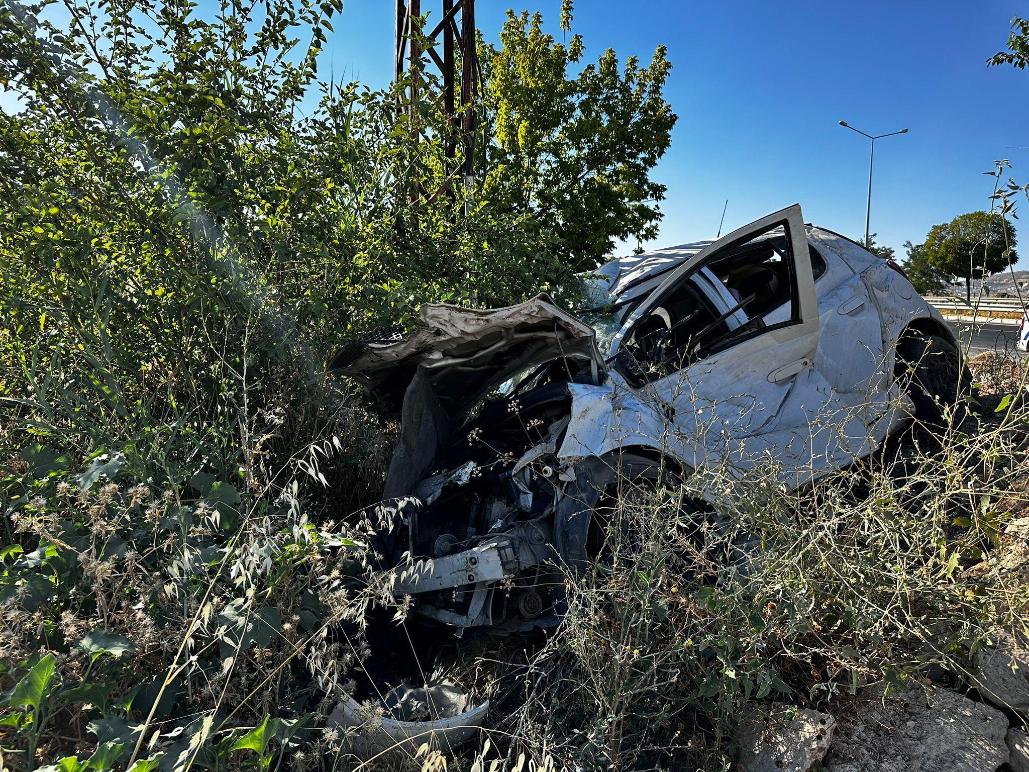 Şarampole yuvarlanan otomobilin sürücüsü ağır yaralandı Son Dakika