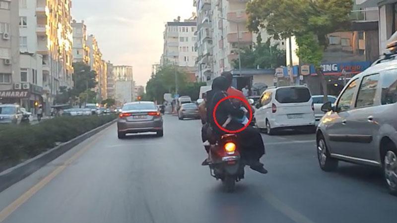 Motosiklette 5 kişilik ailenin tehlikeli yolculuğu kamerada Güncel