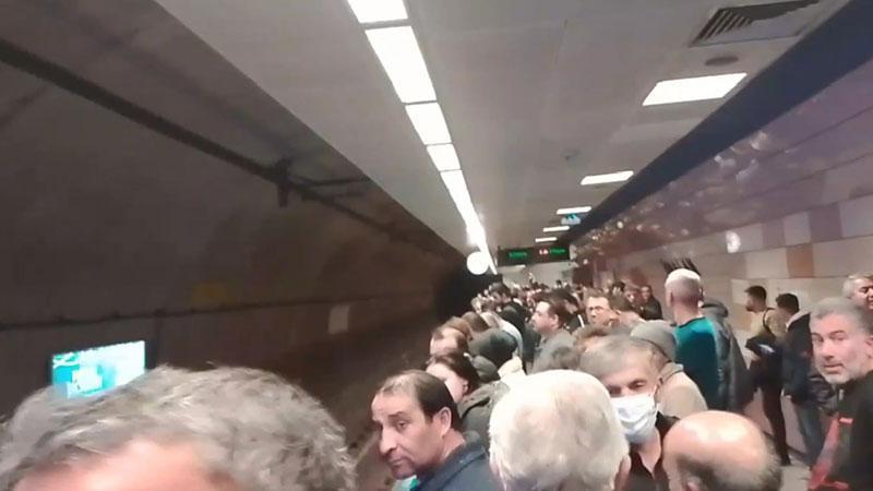 Kad K Y Sabiha G K En Metrosunda Meydana Gelen Ar Za Yolcular Isyan