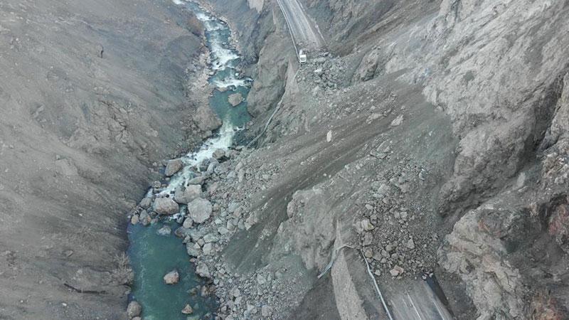 Hakkari Van kara yolu kontrollü ulaşıma açıldı heyelan riski sürüyor