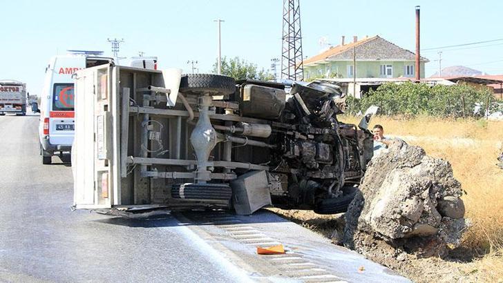 Manisa da lastiği patlayan süt kamyoneti devrildi şoför yaralı