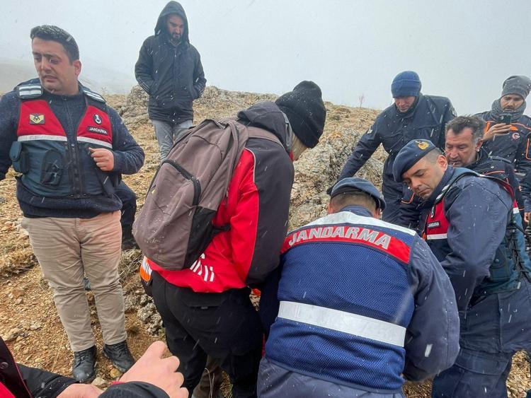 3 gündür kayıp olan zihinsel engelli kayalıkta sağ bulundu