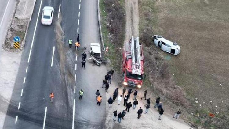 Kavşaktaki kazada otomobilin motor kısmı yola fırladı 3 yaralı