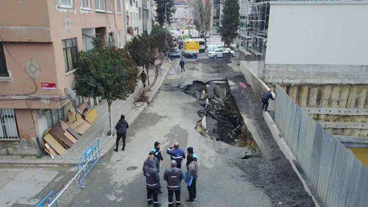 Zeytinburnu nda doğalgaz patlaması sonucu yolda oluşan çukur havadan