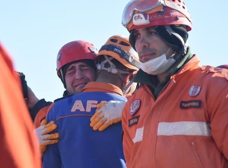 Köpük tepki verdi 77 saat sonra 20 saatlik çalışmayla enkazdaki