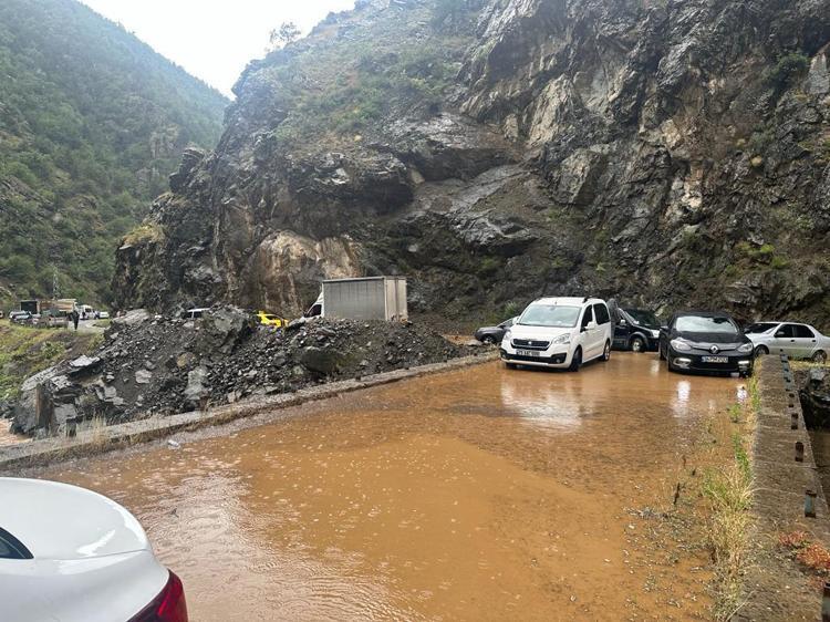 Artvin Şavşat karayolunda heyelan