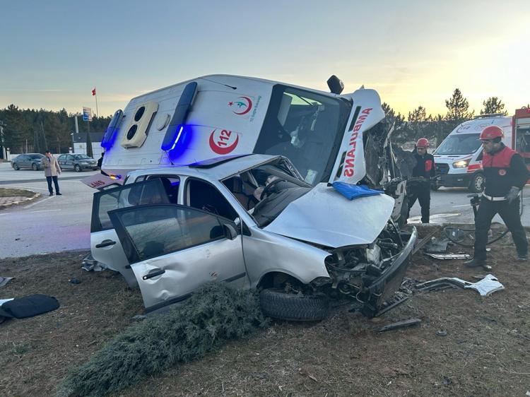 Sivas ta ambulans ile otomobil çarpıştı 2 si sağlık personeli 3 yaralı