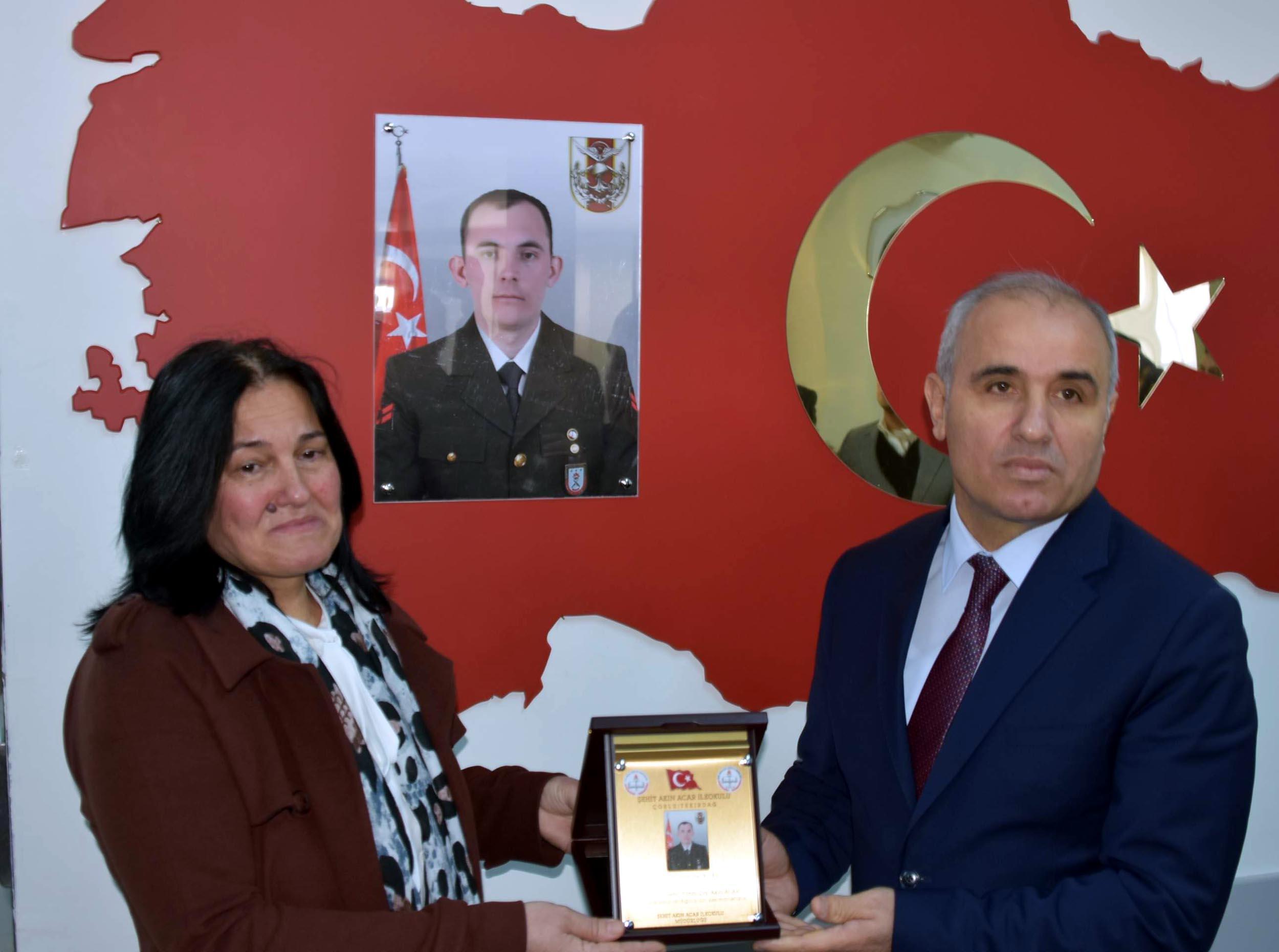 Şehit oğlunun adını taşıyan okulda karne dağıtırken duygulandı