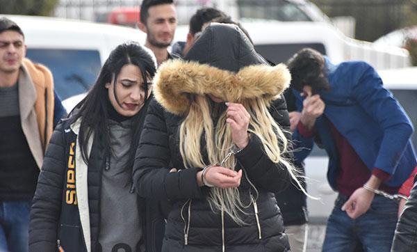 Kasiyer genç kızın kurduğu ileri sürülen dolandırıcılık şebekesi çökertildi