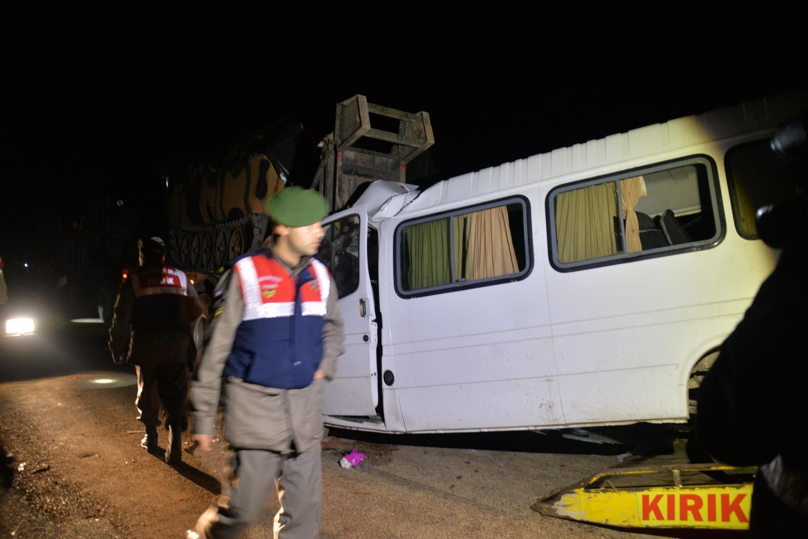 Tarım işçilerini taşıyan minibüs, askeri TIRa çarptı: 3 ölü, 10 yaralı