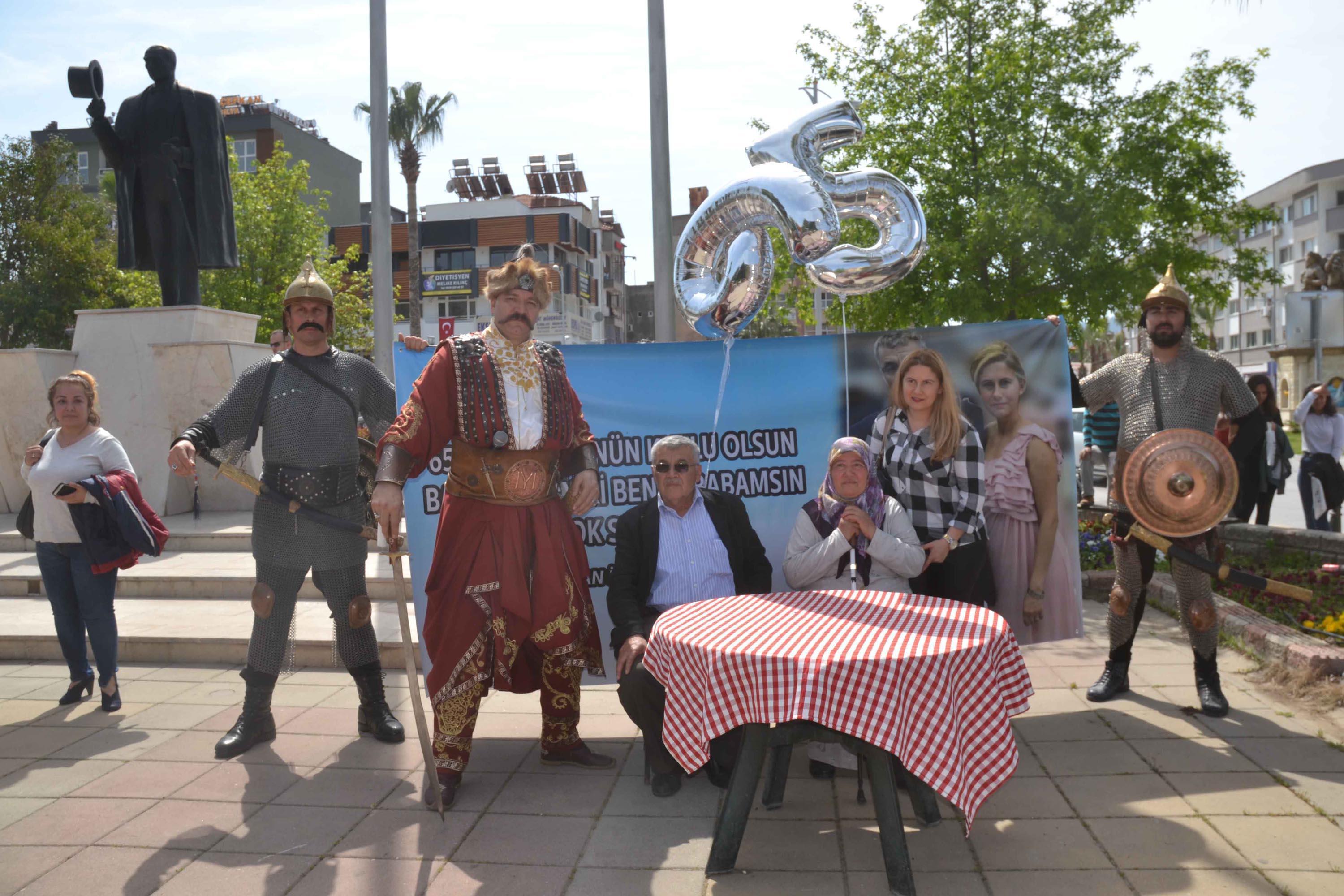 İsviçreden gelip babasına mehterli süprriz doğum günü kutlaması yaptı