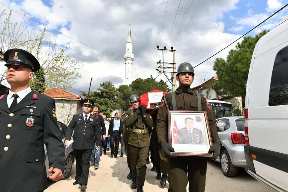 Cenaze nakil aracının devrilmesiyle şehit olan askerler toprağa verildi
