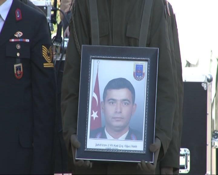 Cenaze nakil aracının devrilmesiyle şehit olan askerler toprağa verildi