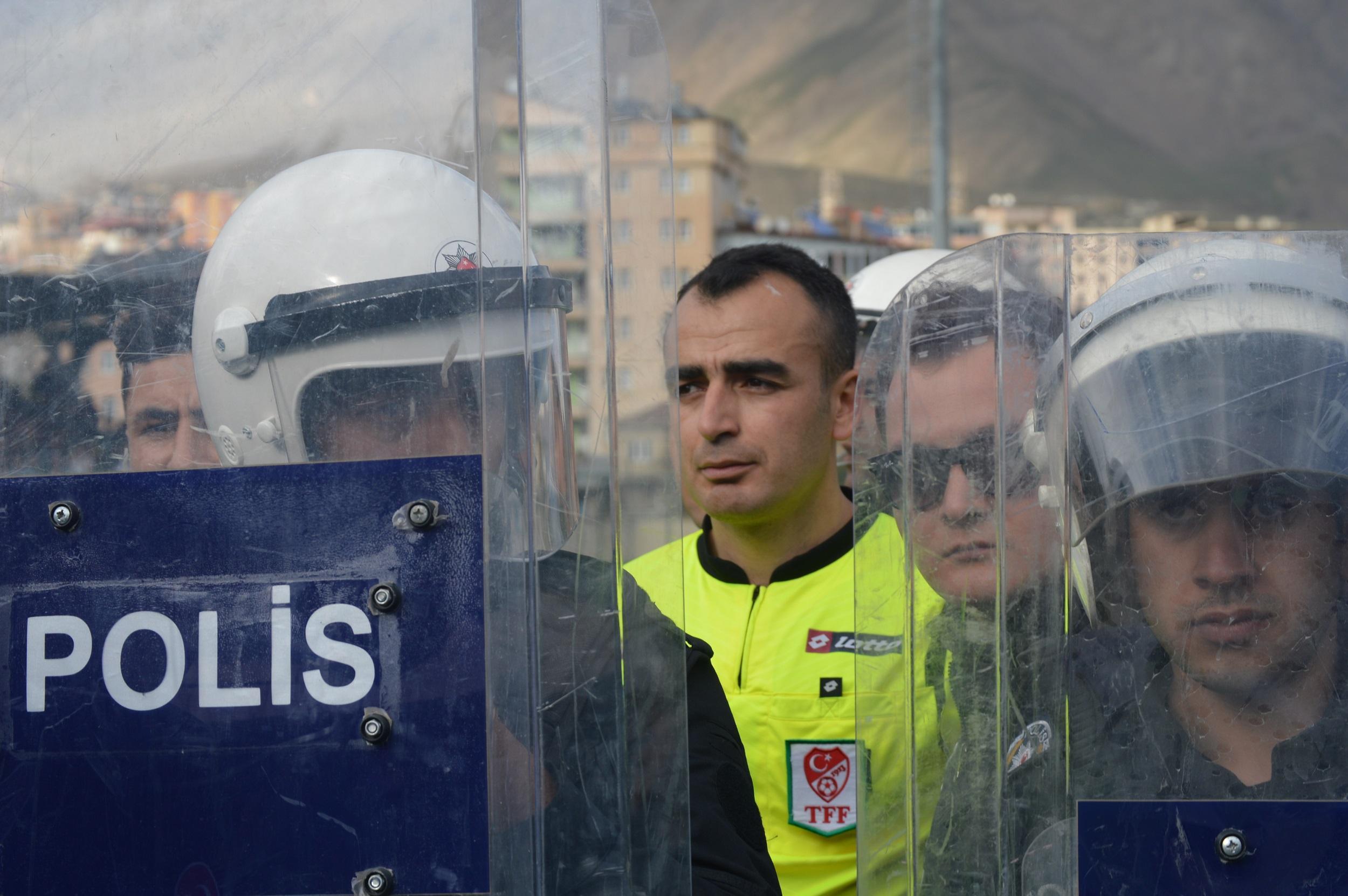 Hakkaride futbol maçı sonrası olaylar çıktı