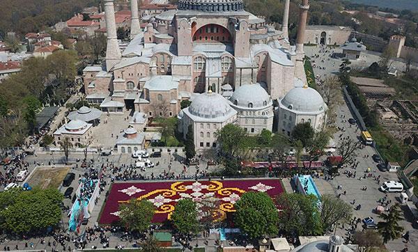 Sultanahmette dünyanın en büyük lale halısı