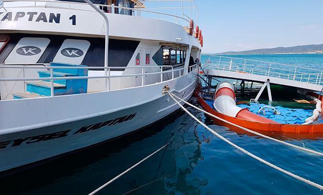 Ayvalık’ta limanda demirli gezi teknesi battı