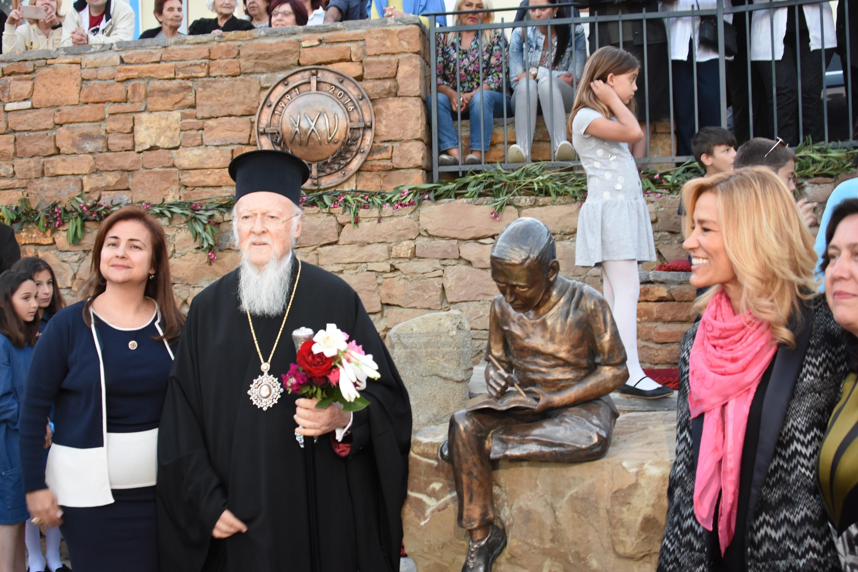Bartholomeosun öğrencilik yıllarının tasvir edildiği heykeli okuduğu okulun bahçesine konuldu