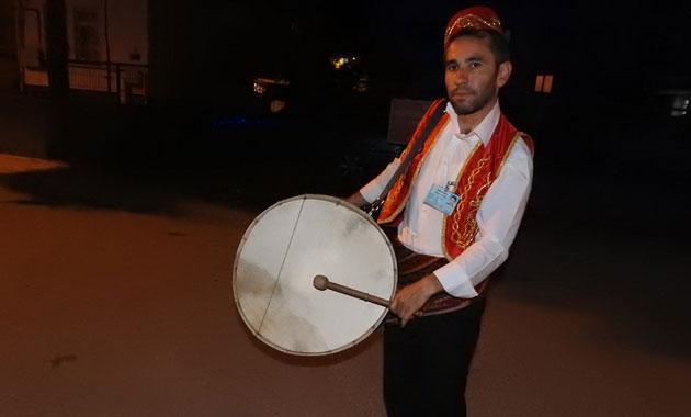 Ramazanın ilk günü sokaklar davul sesleriyle inledi