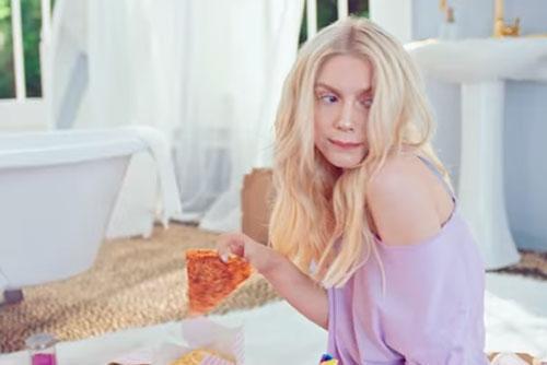 İşte Aleyna Tilki Yalnız Çiçek şarkısına klip çekti