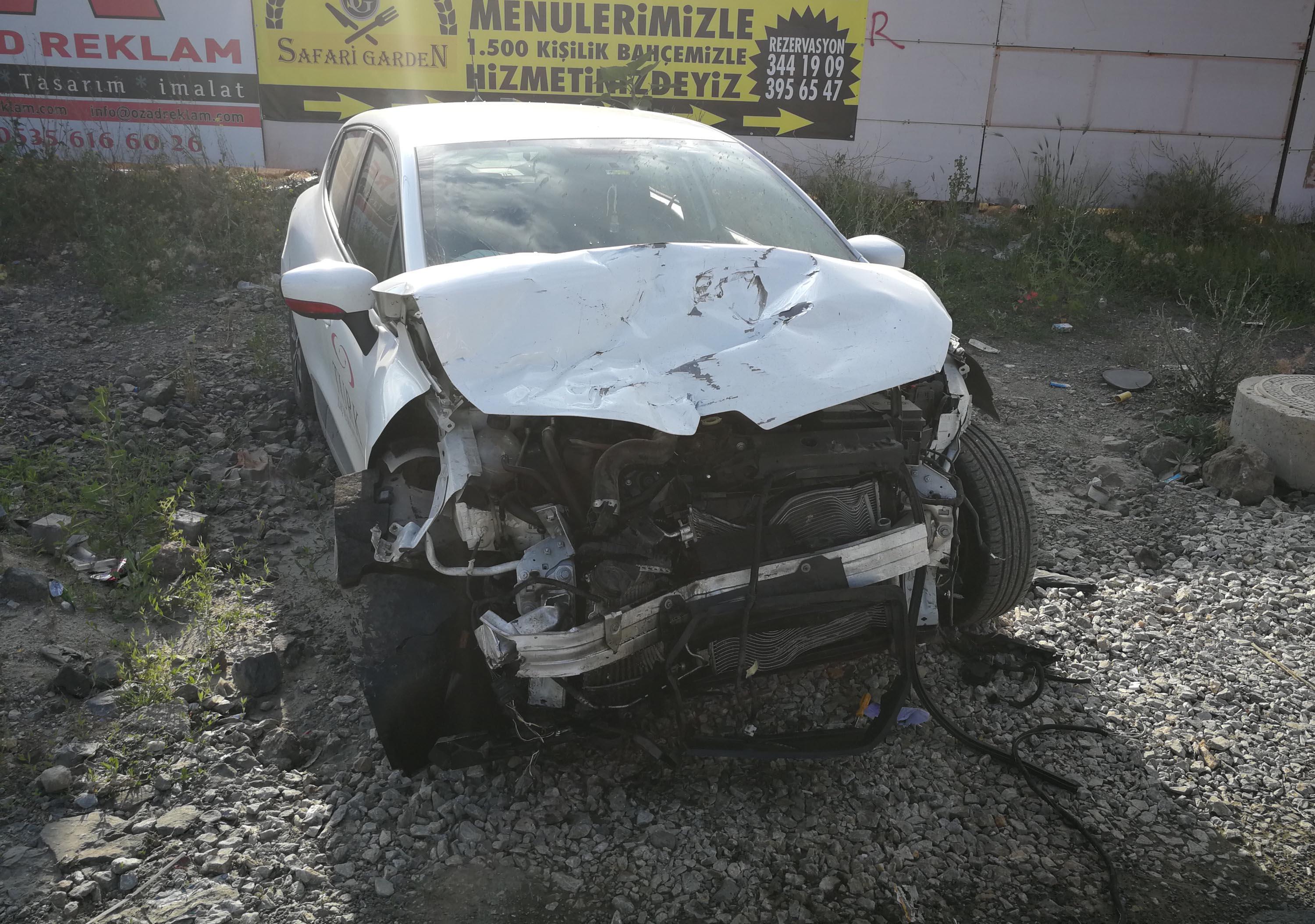 Hurdaya dönen araçtan sağ çıktı