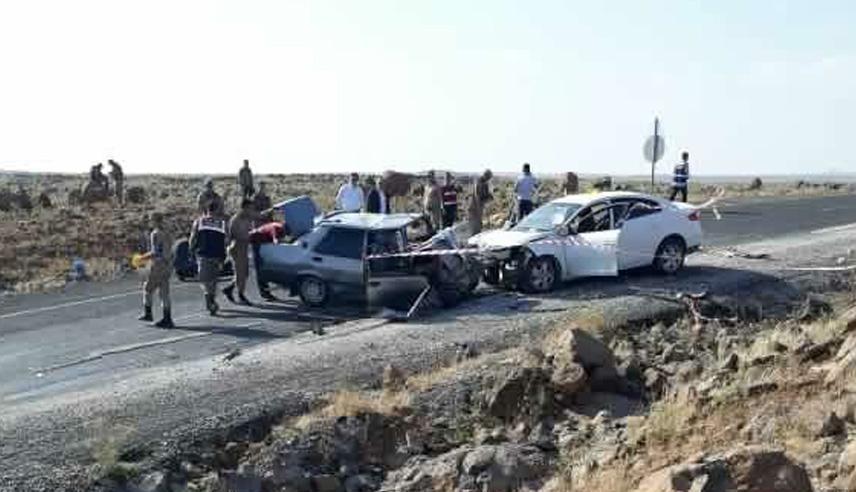 Viranşehirde iki otomobil çarpıştı: 3 ölü, 2 yaralı