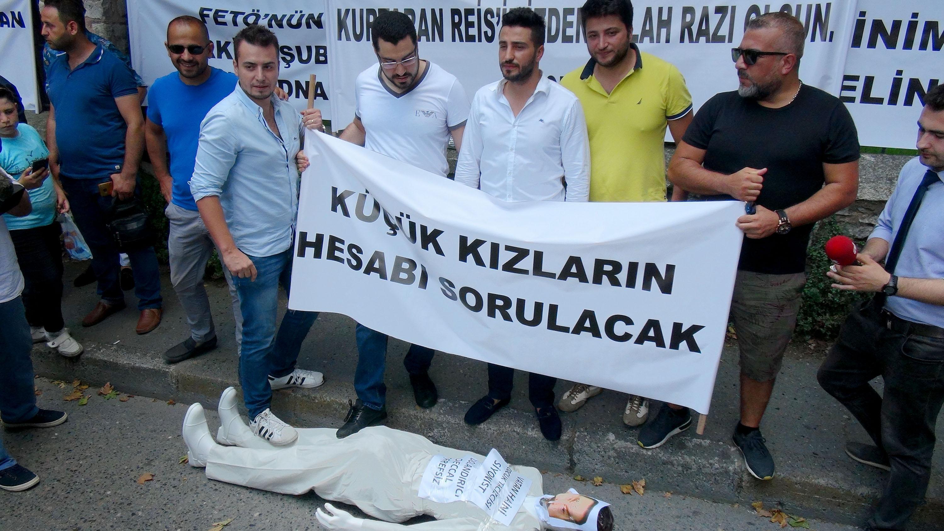 Emniyet önünde Adnan Oktar protestosu