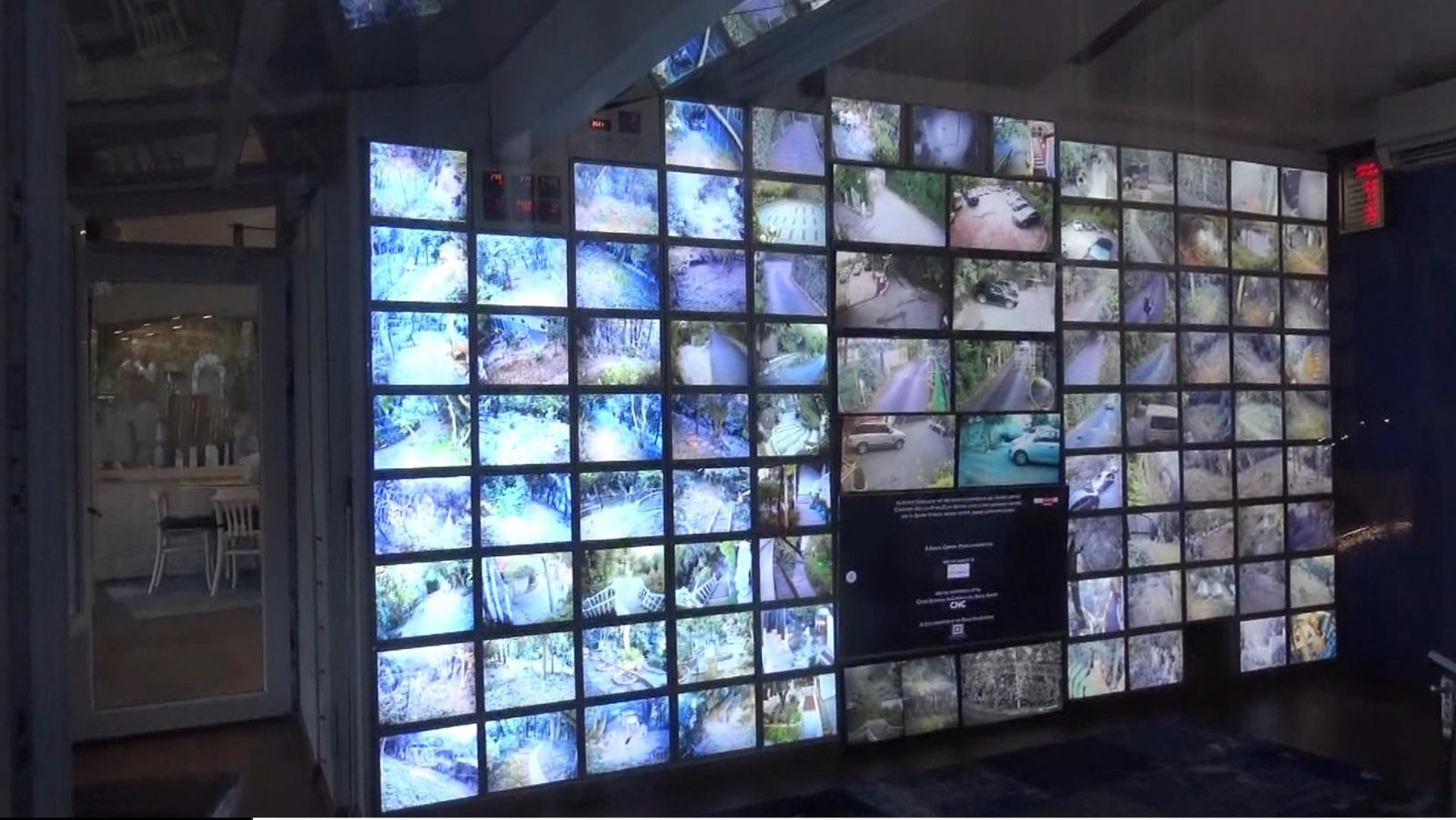 Adnan Oktarın villasında bulunan 127 ekranlı kamera odası