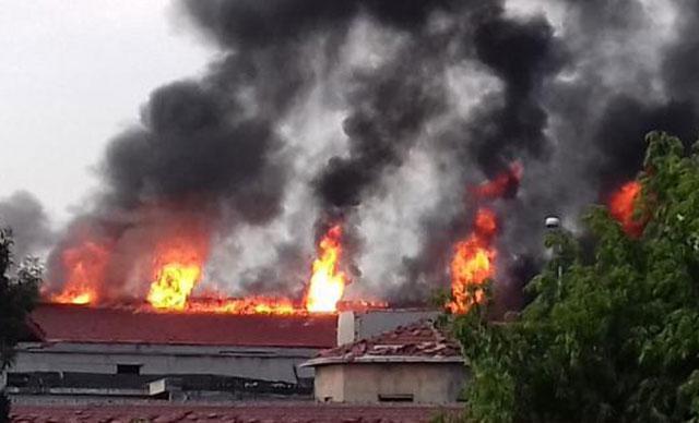 Zeytinburnunda fabrikada çıkan yangın söndürüldü