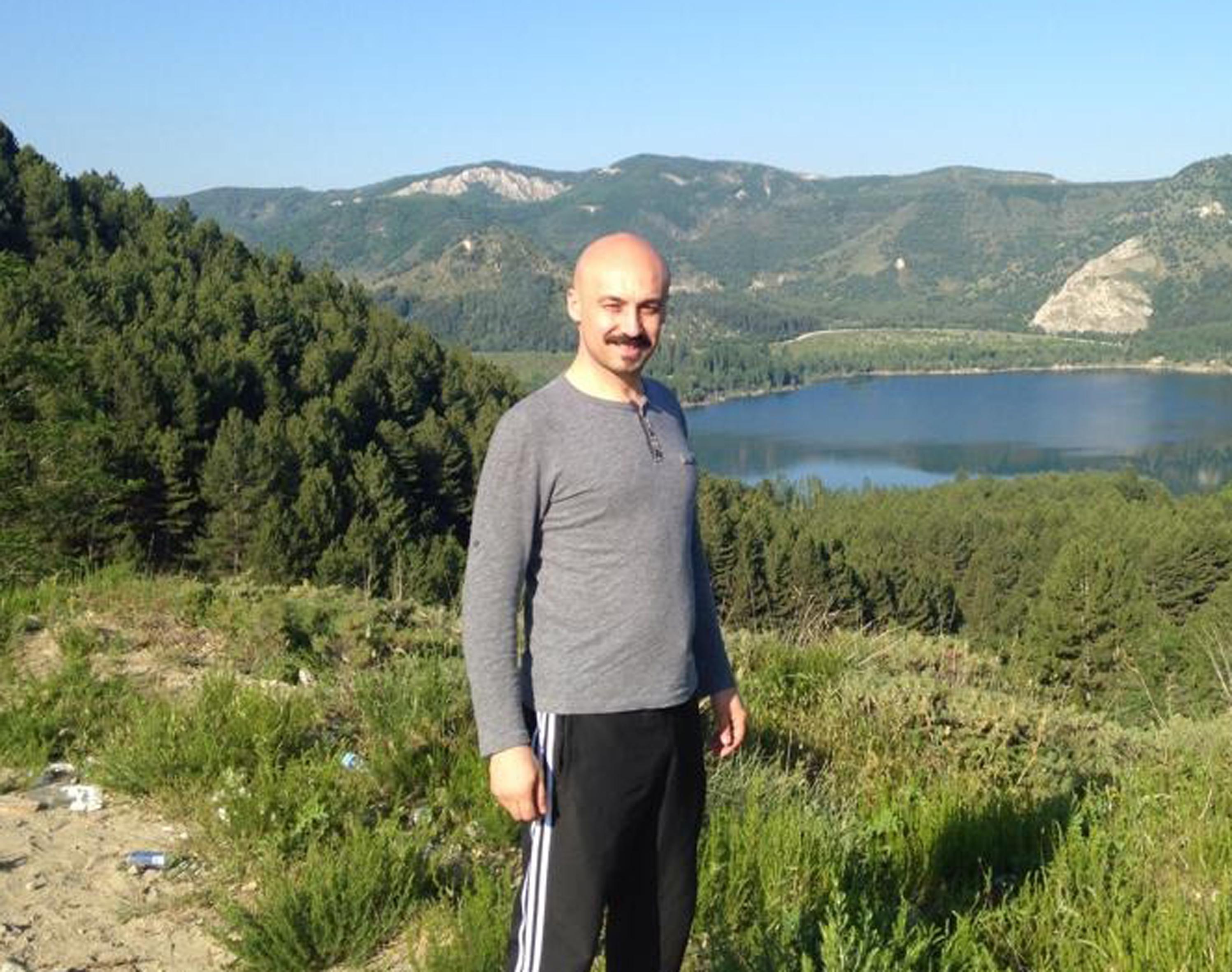 Öğretim görevlisi ağaca asılı olarak ölü bulundu