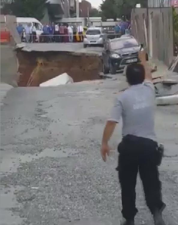 Ümraniyede istinat duvarı çöktü