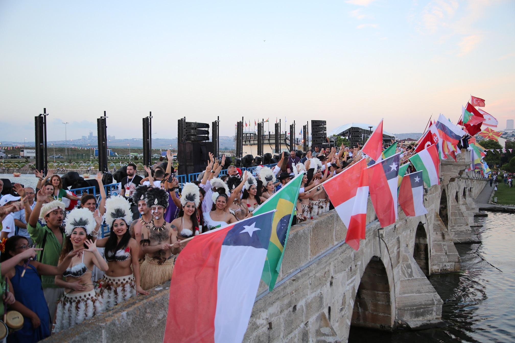 Festivalde 64 ülkeden gelen misafirler Erik Dalı türküsüyle coştu