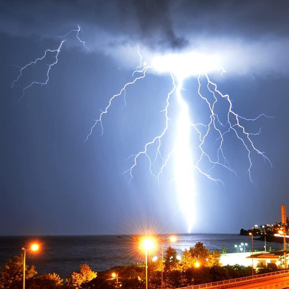 Giresunda denize yıldırım düşme anı