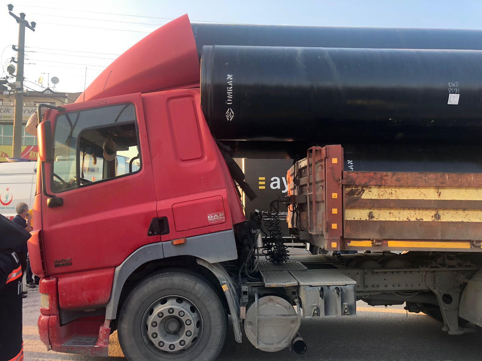 TIR şoförünün yardımına itfaiye koştu