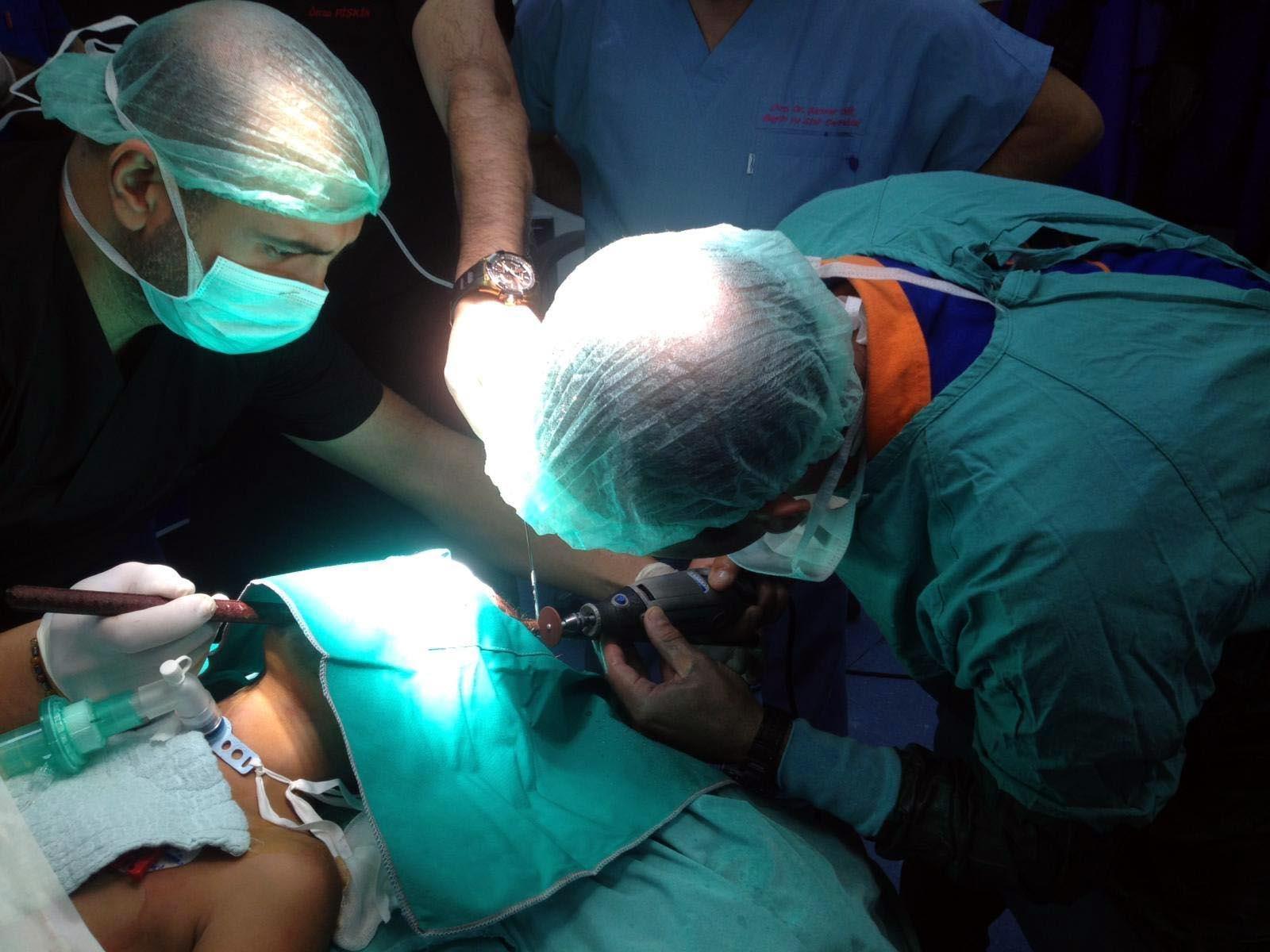 7 doktor, 5 saatlik operasyonla çıkardı İşte küçük Fıratın son durumu