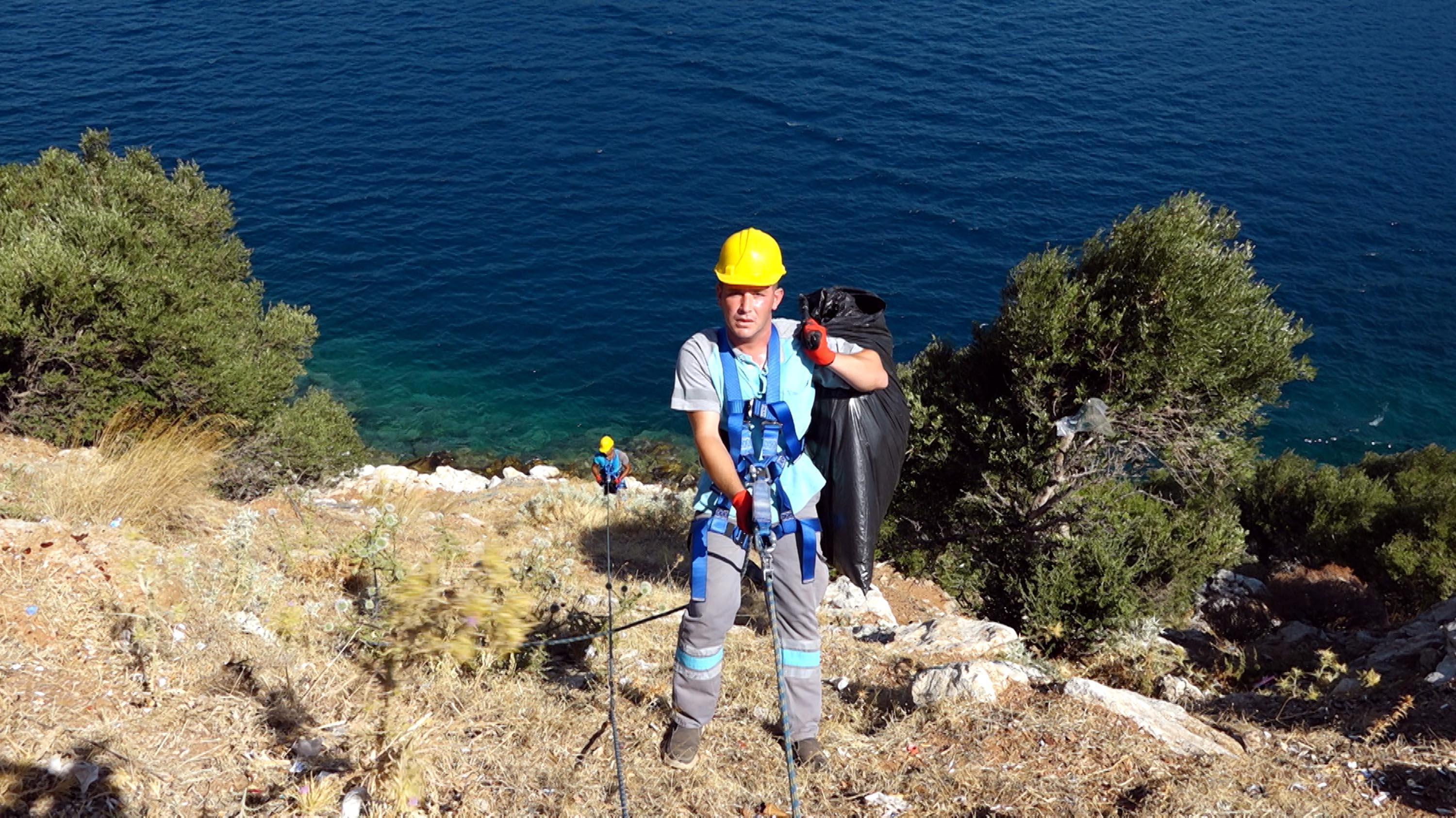 Belediye temizlik işçileri uçurumda çöp topladı