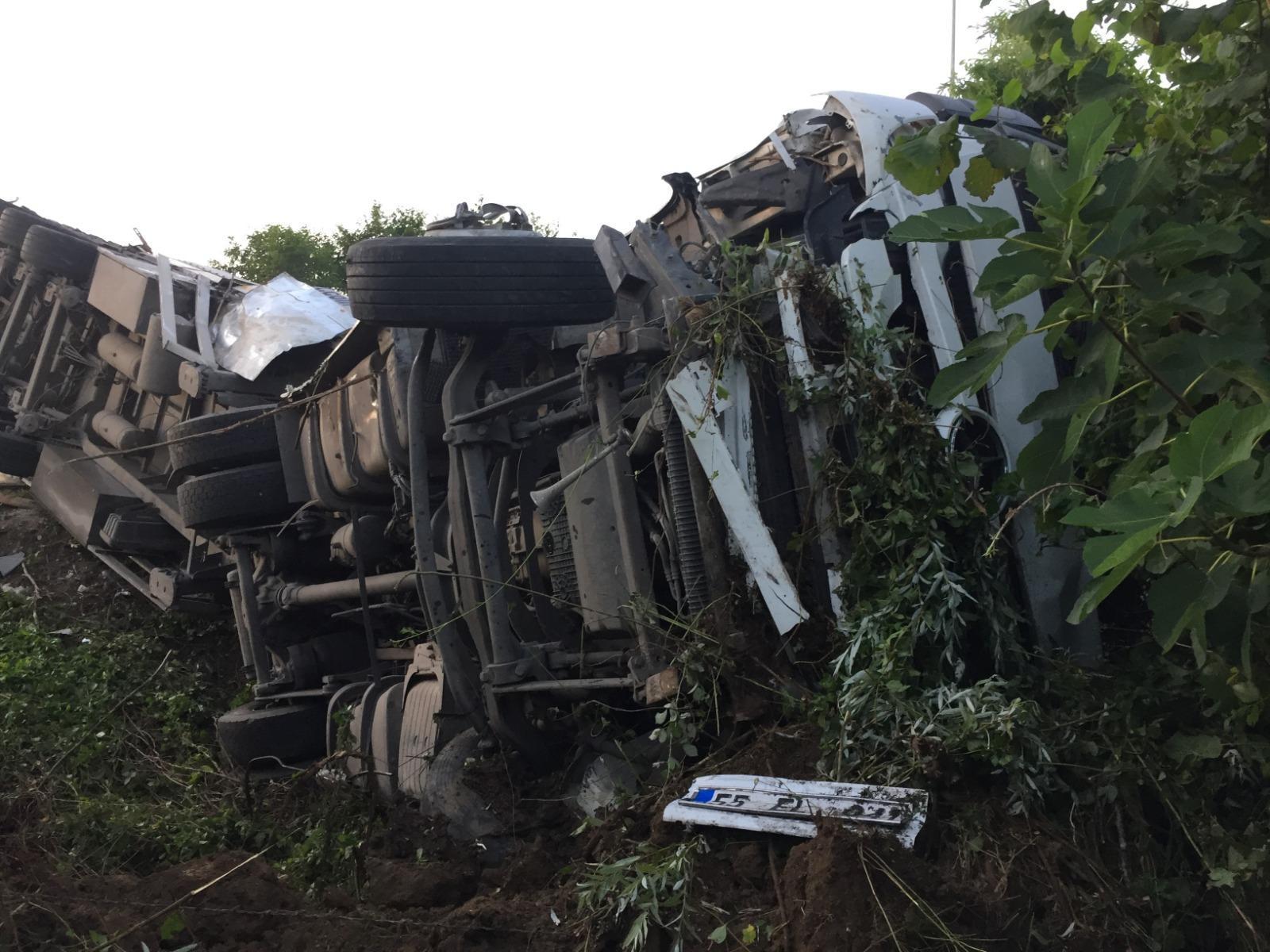 TIR traktörle çarpıştı: 2 ölü, 2 ağır yaralı