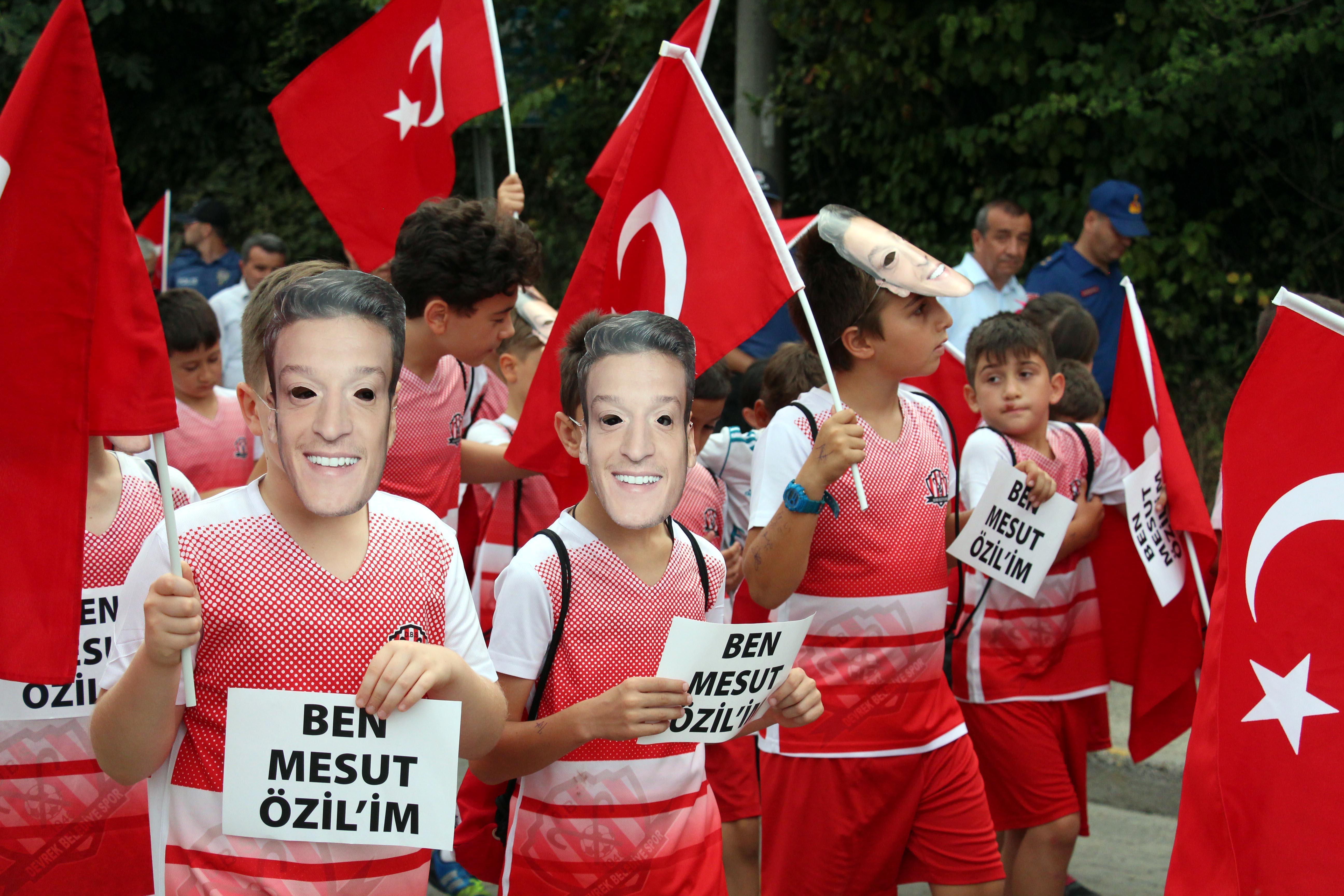 Mesut Özil maskeleriyle yürüdüler