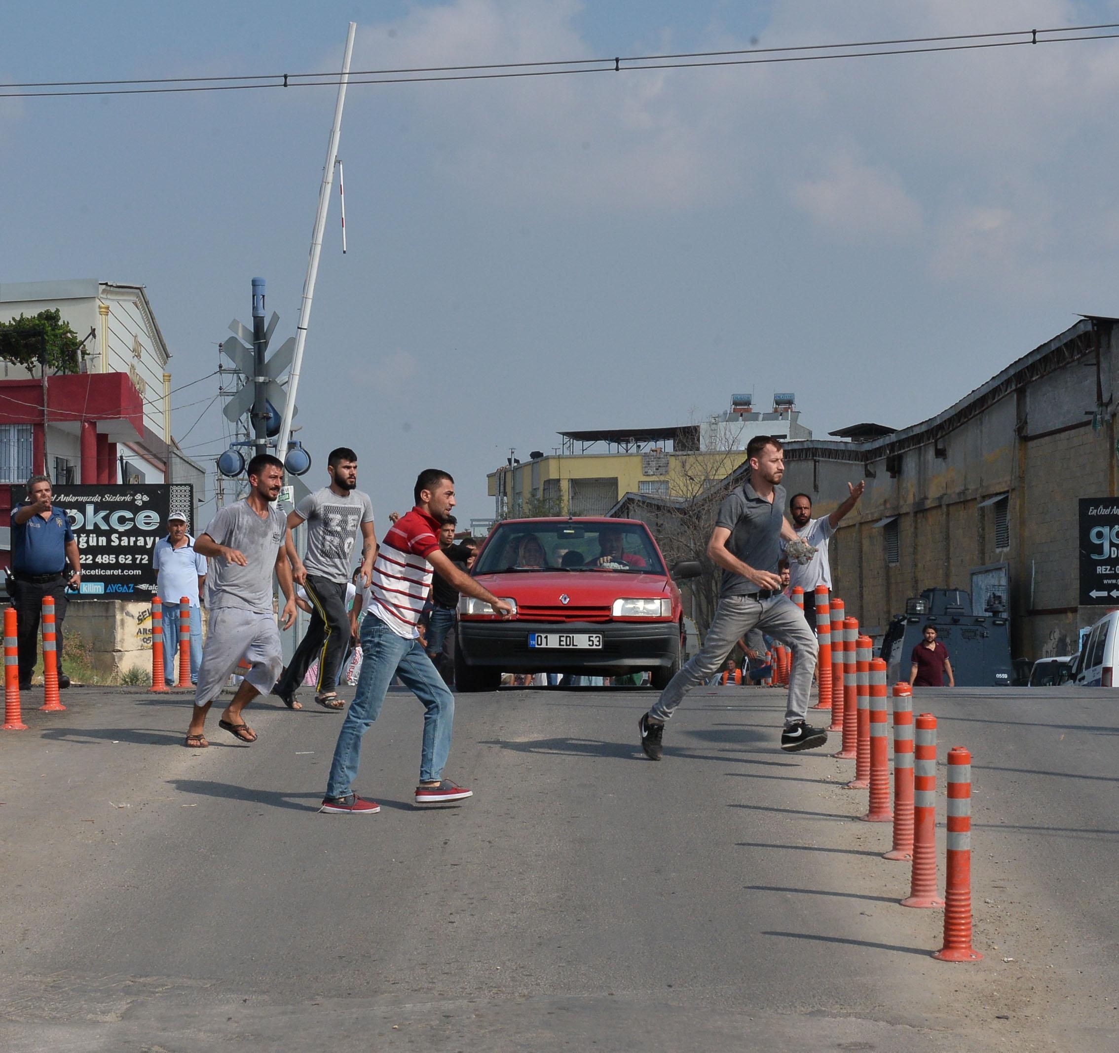 Lokomotifin çarptığı otomobil sürücüsü öldü, yakınları tepki gösterdi