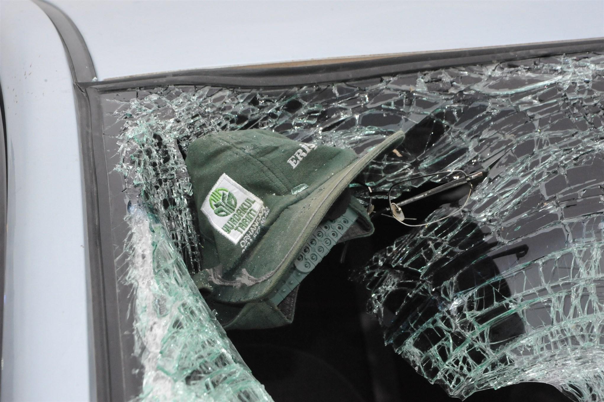Bursada kaza Şapkası ve gözlüğü otomobilin kırılan camına takılı kaldı