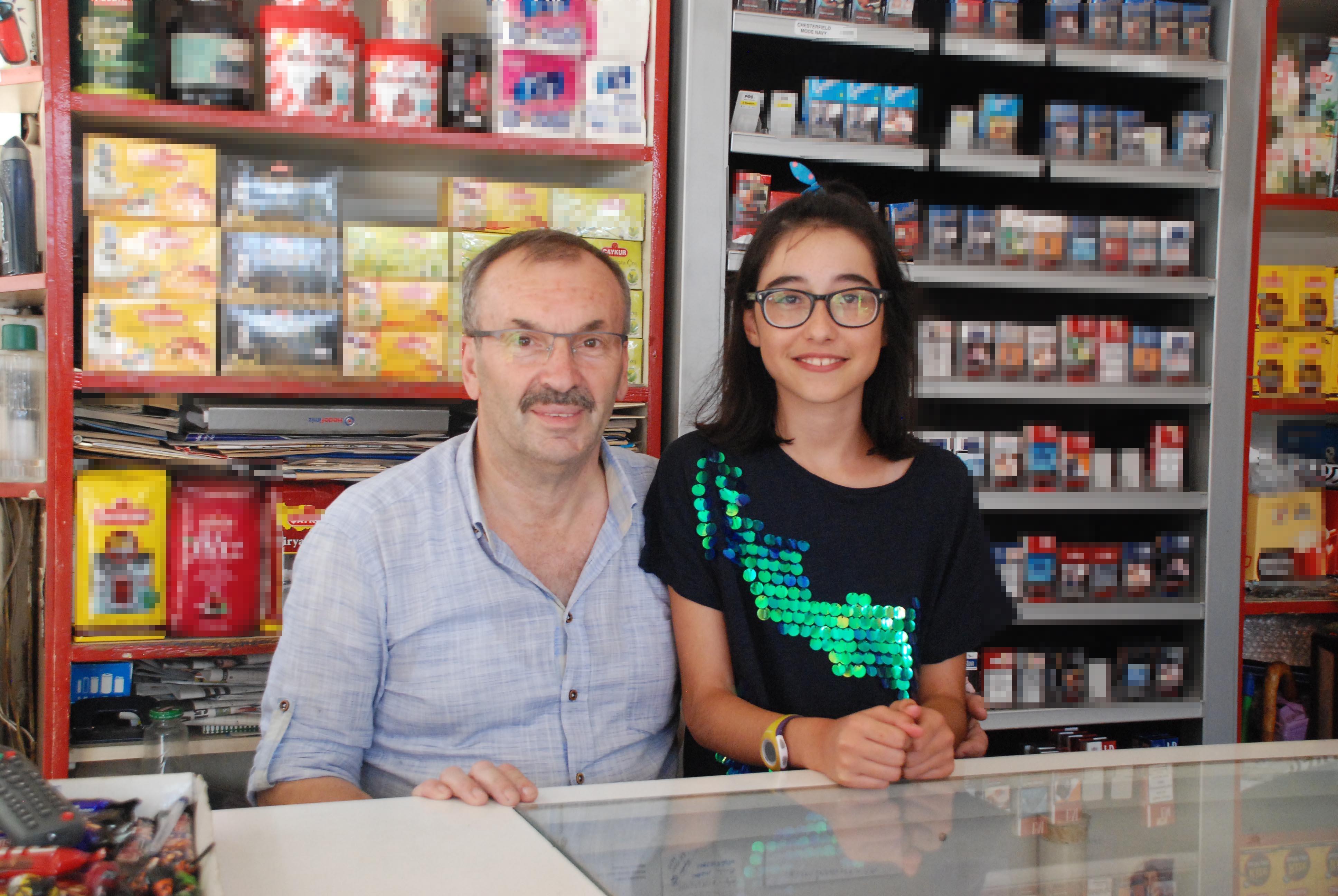 Rüya, market sahibini göremeyince parayı kameraya gösterip şekeri aldı