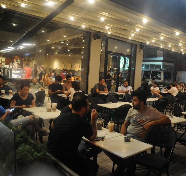 Adanada inanılmaz kaza Otomobil son sürat kafeye daldı