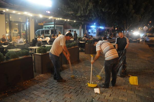 Adanada inanılmaz kaza Otomobil son sürat kafeye daldı