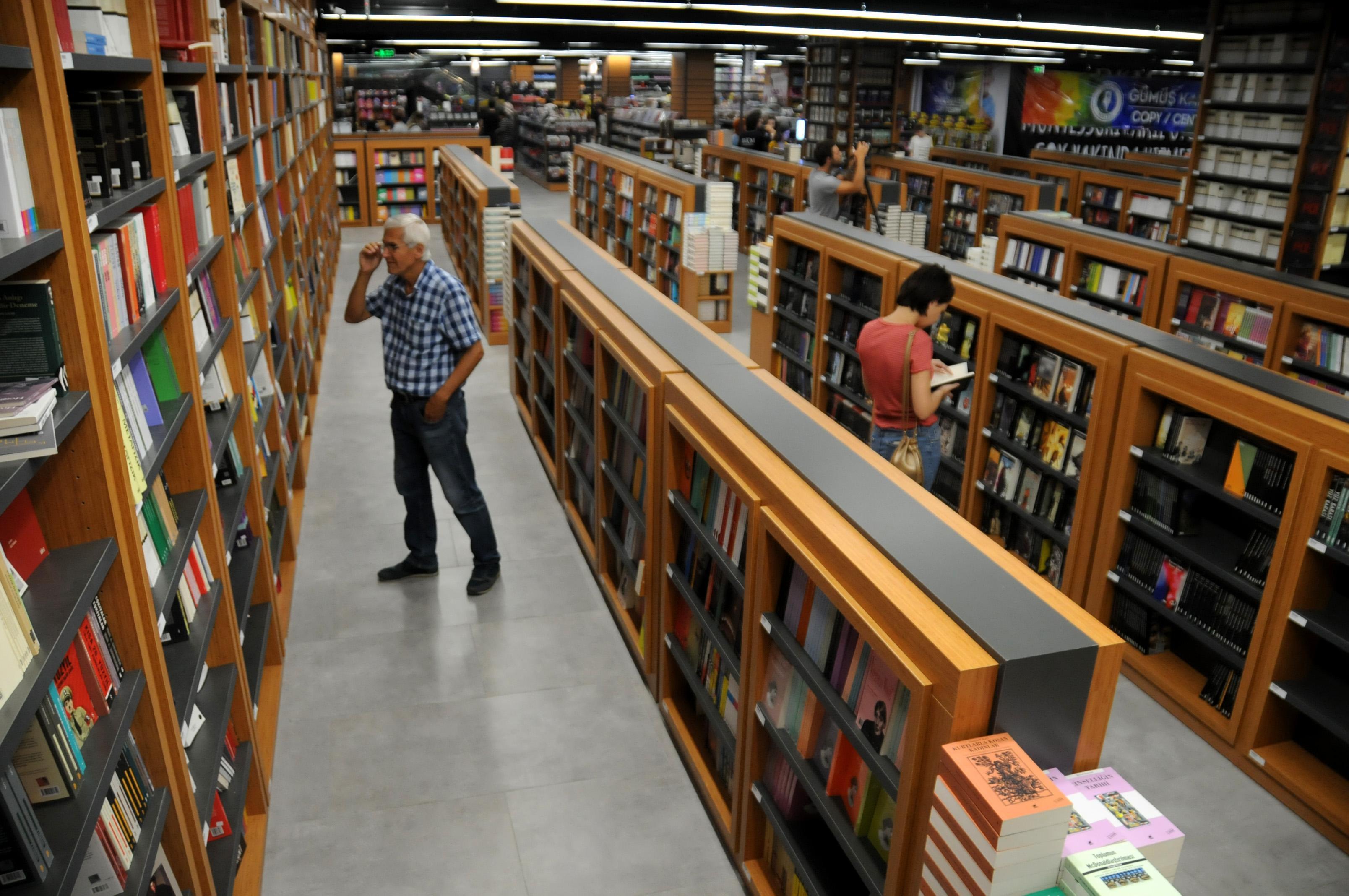 5 bin metrekare alan ve 5 milyon kitapla Avrupanın en büyük kitabevi Bursada