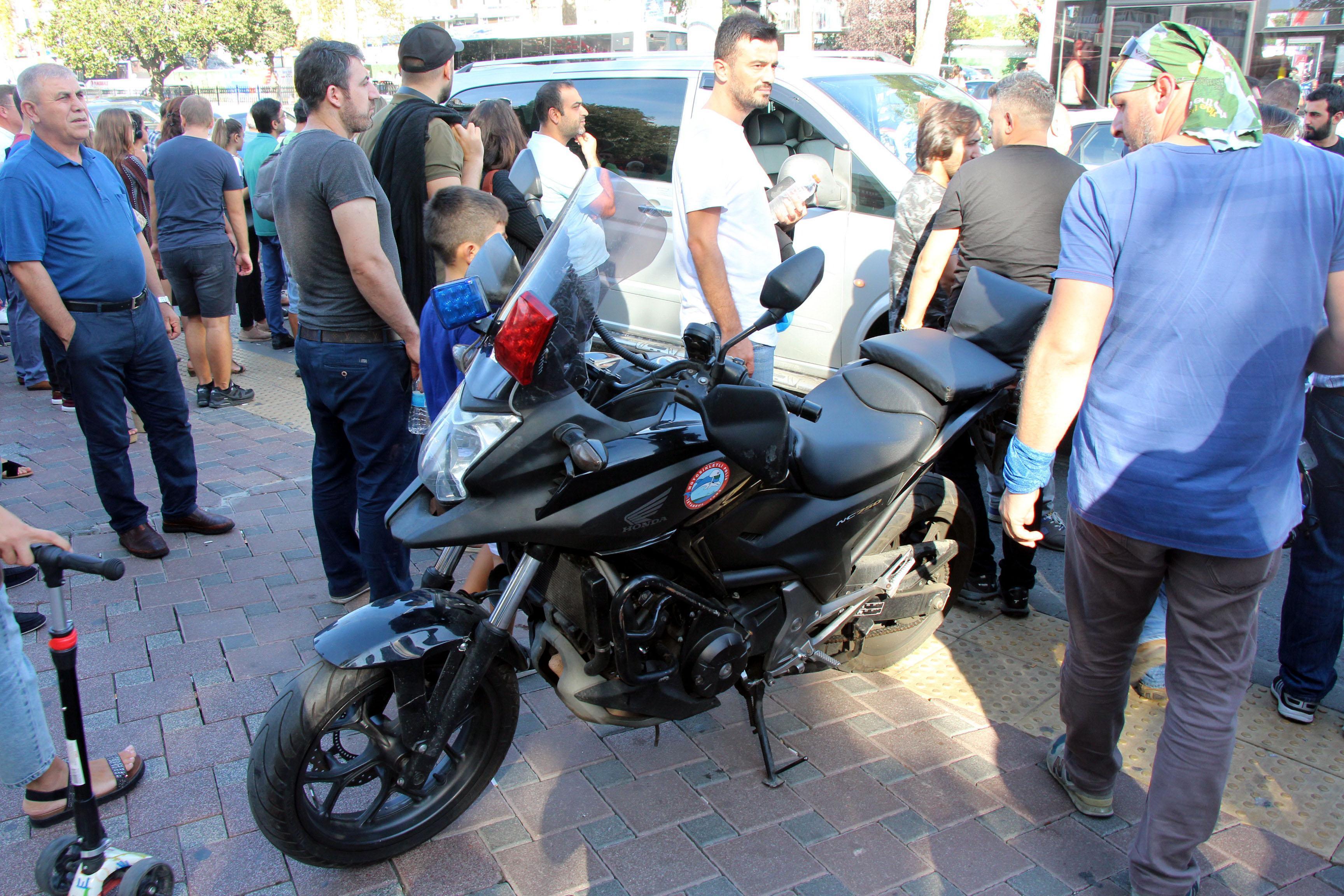 Beşiktaşta motosikletli polislere minibüs çarptı: 2 polis yaralı