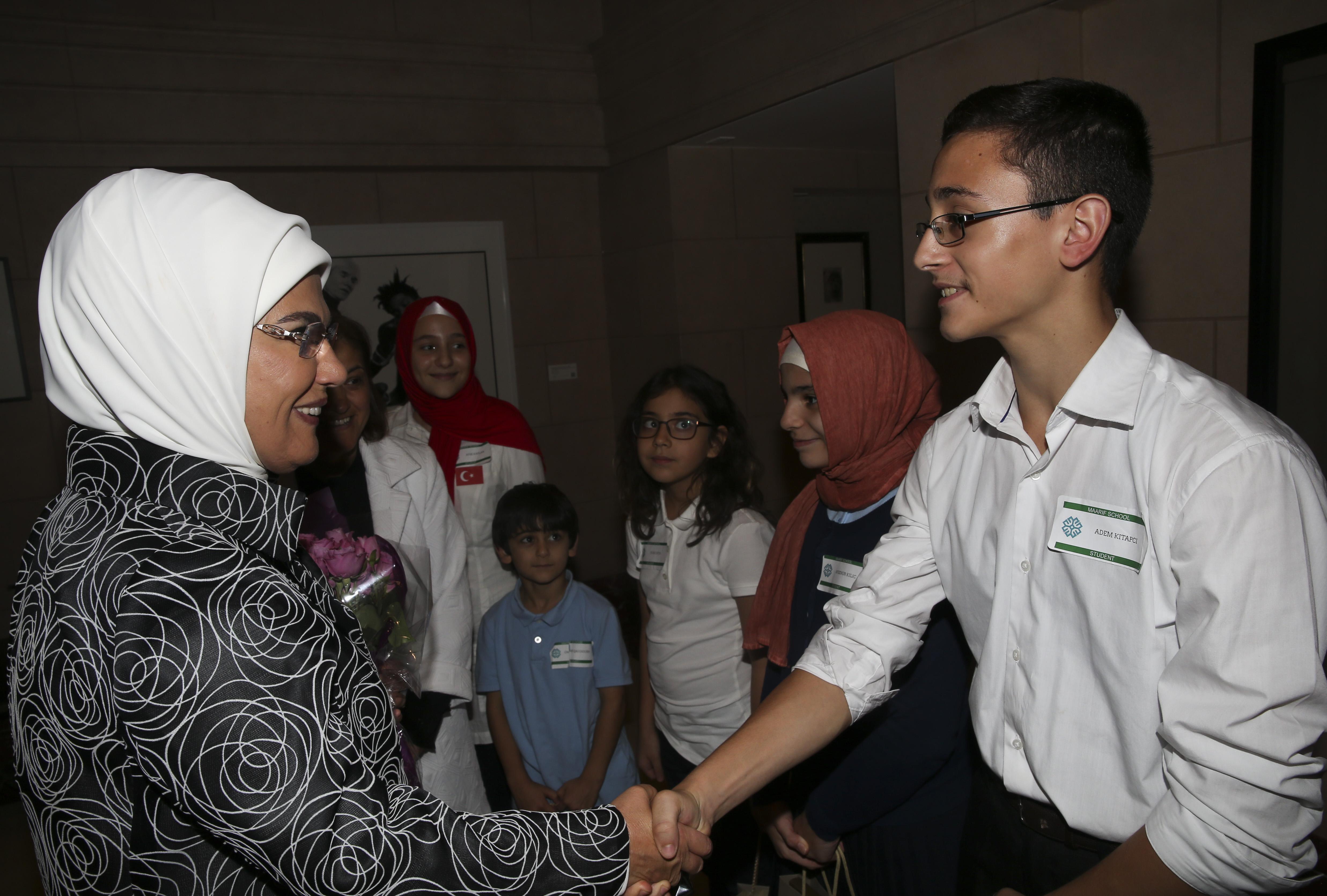 Emine Erdoğan, Maarif Vakfı Okulu öğrencilerini kabul etti