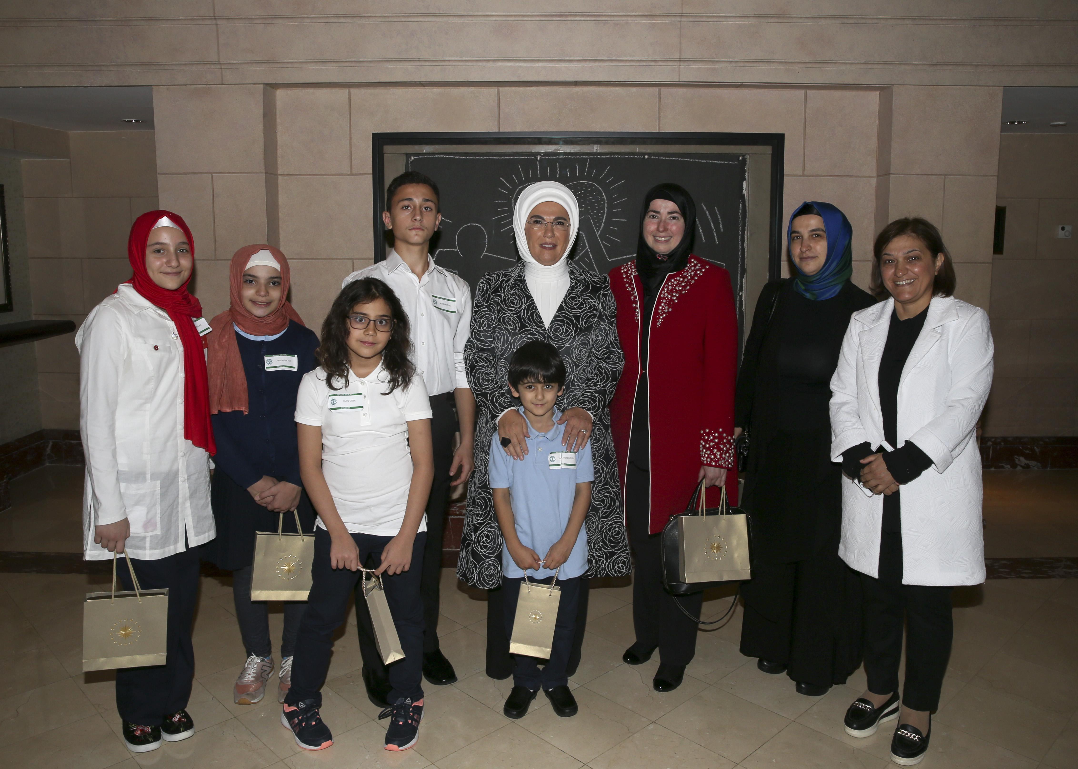 Emine Erdoğan, Maarif Vakfı Okulu öğrencilerini kabul etti